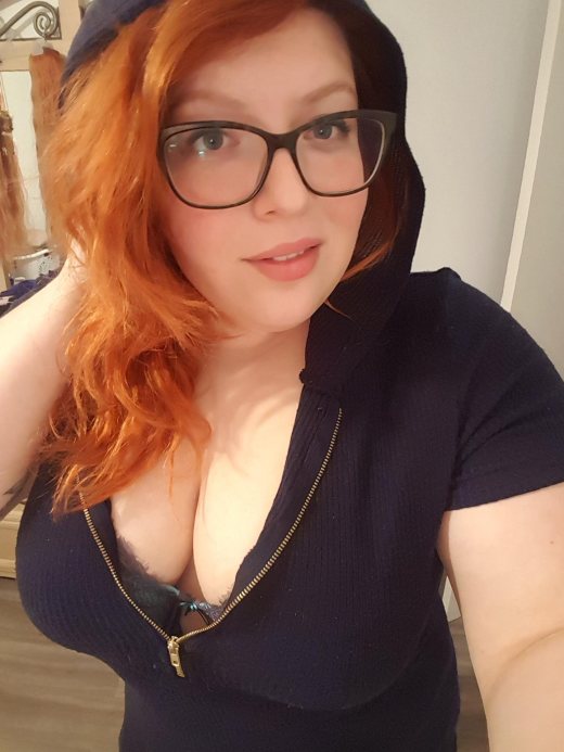 Léa, hôtesse rousse à lunettes